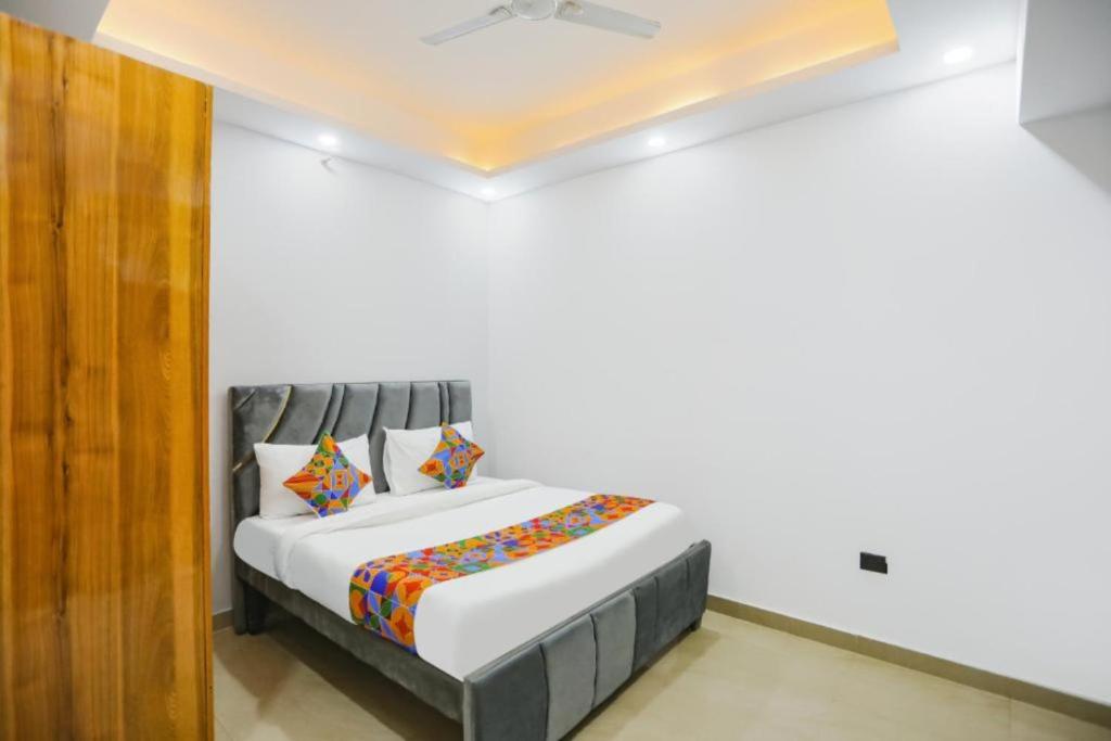 Hotel The RASA at Vasundhara tesisinde bir odada yatak veya yataklar