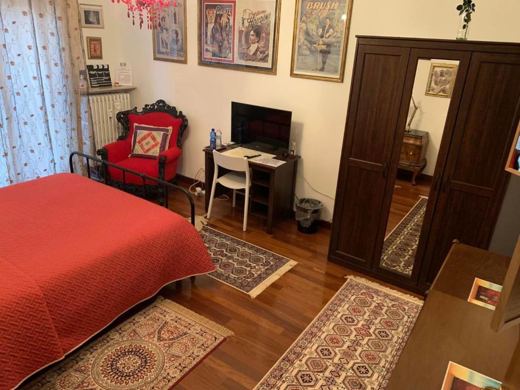 um quarto com uma cama, uma secretária e uma cadeira em B&BMagicHouse em Novara