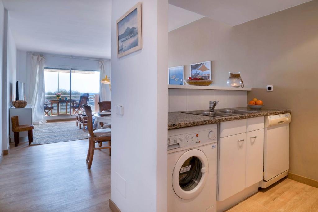 Kuchyňa alebo kuchynka v ubytovaní Port Pals, precioso apartamento con vista al mar y piscina