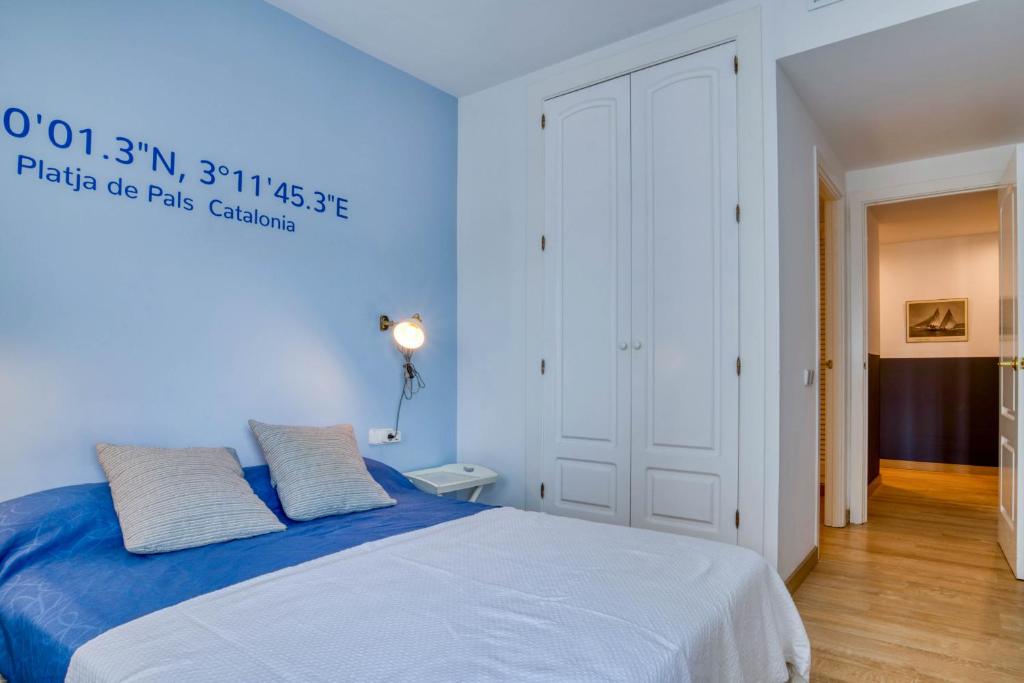 Posteľ alebo postele v izbe v ubytovaní Port Pals, precioso apartamento con vista al mar y piscina
