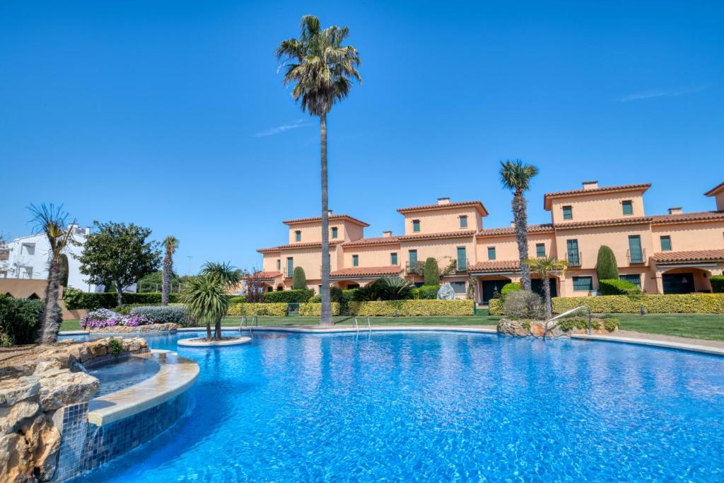 Bazén v ubytovaní Port Pals, precioso apartamento con vista al mar y piscina alebo v jeho blízkosti