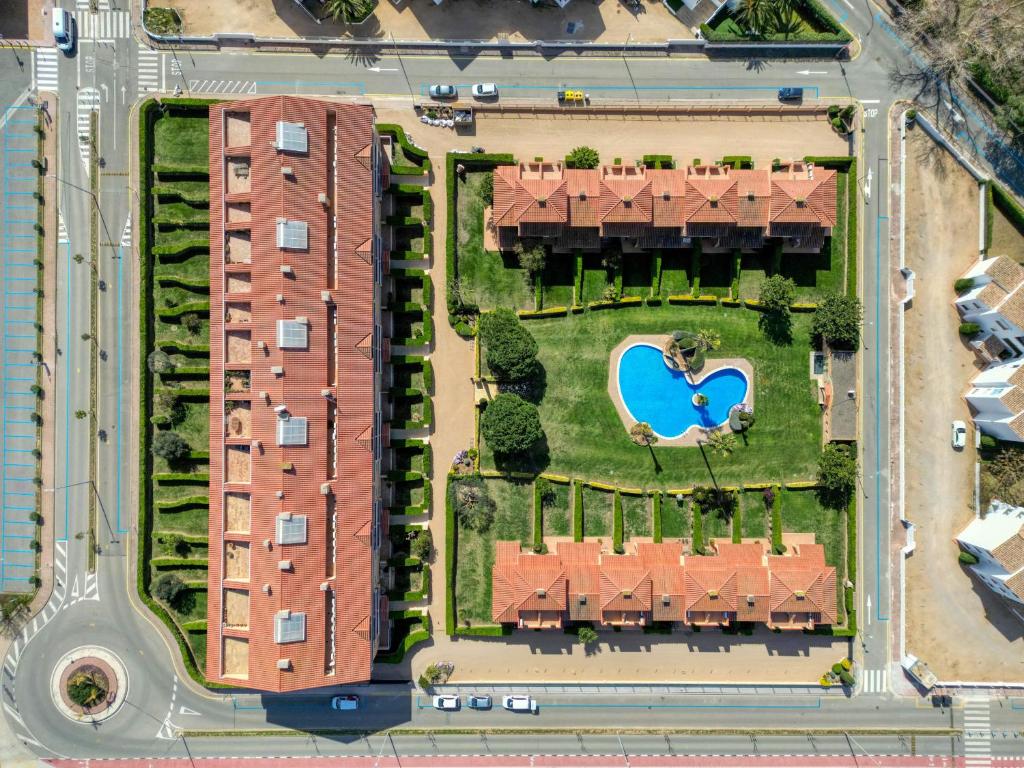 Pohľad z vtáčej perspektívy na ubytovanie Port Pals, precioso apartamento con vista al mar y piscina