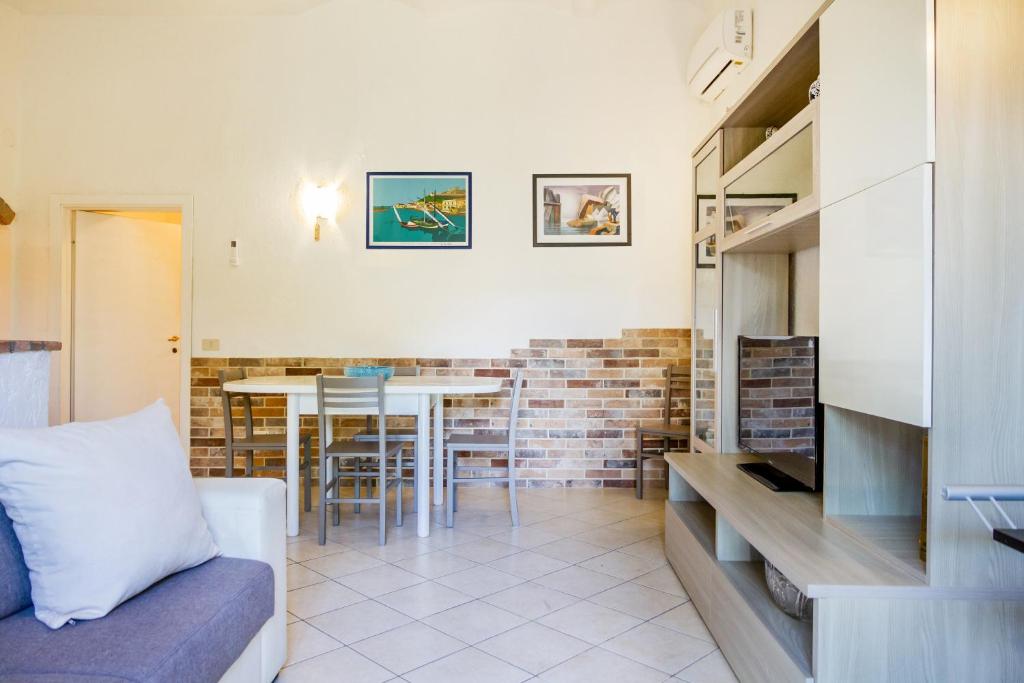 een woonkamer met een bank en een tafel bij Palmiro in Castiglione della Pescaia
