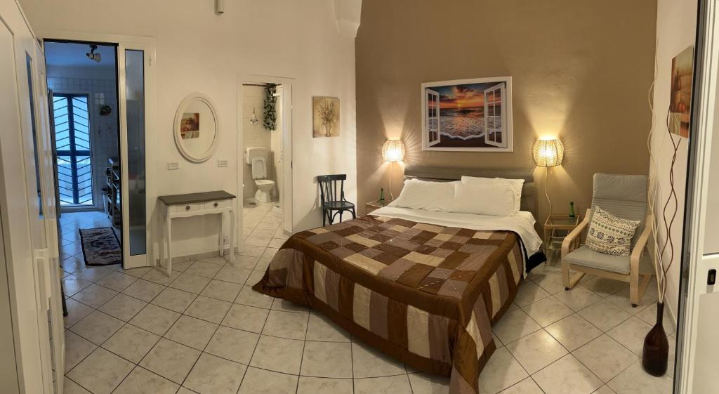 - une chambre avec un lit et une salle de bains dans l'établissement Artemide Home, à Tarente