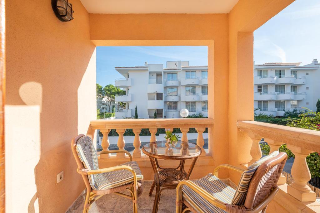 a balcony with a table and chairs and a building at Casa Miriam in Cala Ratjada