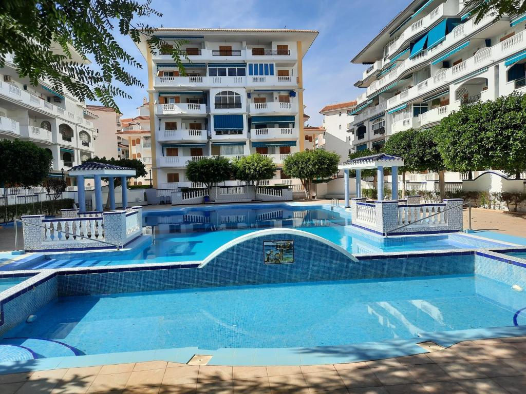 einem Pool vor einem großen Apartmenthaus in der Unterkunft Apartment Viñamar 6 La Mata in La Mata