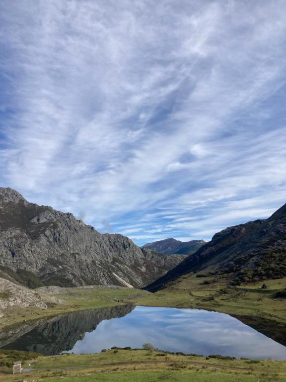 un pequeño lago en medio de una montaña en Casa Abedul, en Puebla de Lillo