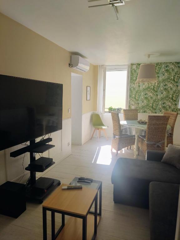 Televízia a/alebo spoločenská miestnosť v ubytovaní Duplex SERENITY