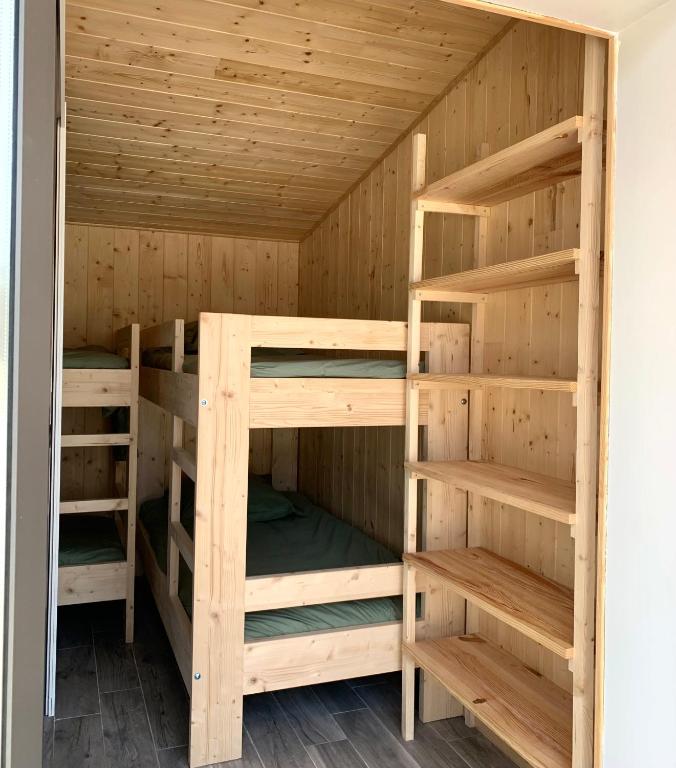 Palanda nebo palandy na pokoji v ubytování La Petite Auberge Insolite
