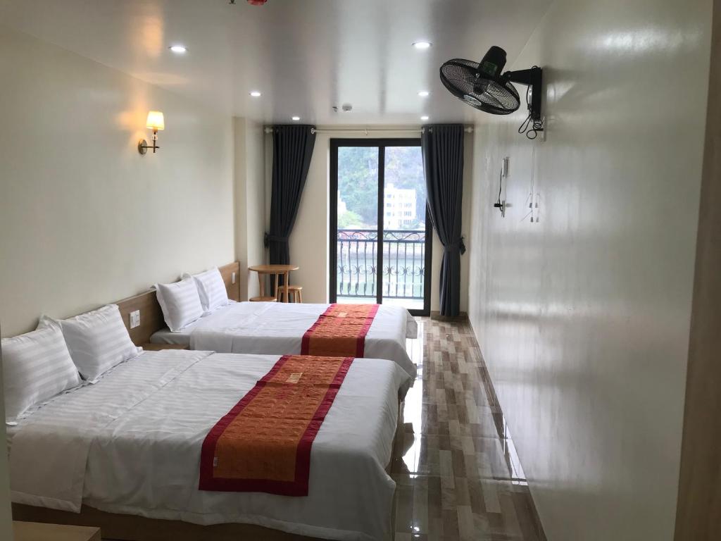 Postel nebo postele na pokoji v ubytování Anh Nhu Hotel