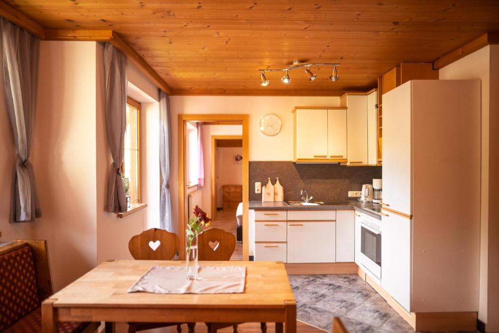 uma cozinha e sala de jantar com uma mesa de madeira em Aparthaus Winkler em Hinterthal
