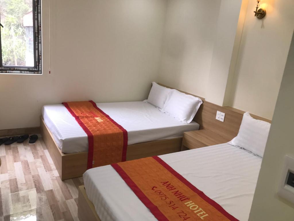Postel nebo postele na pokoji v ubytování Anh Nhu Hotel