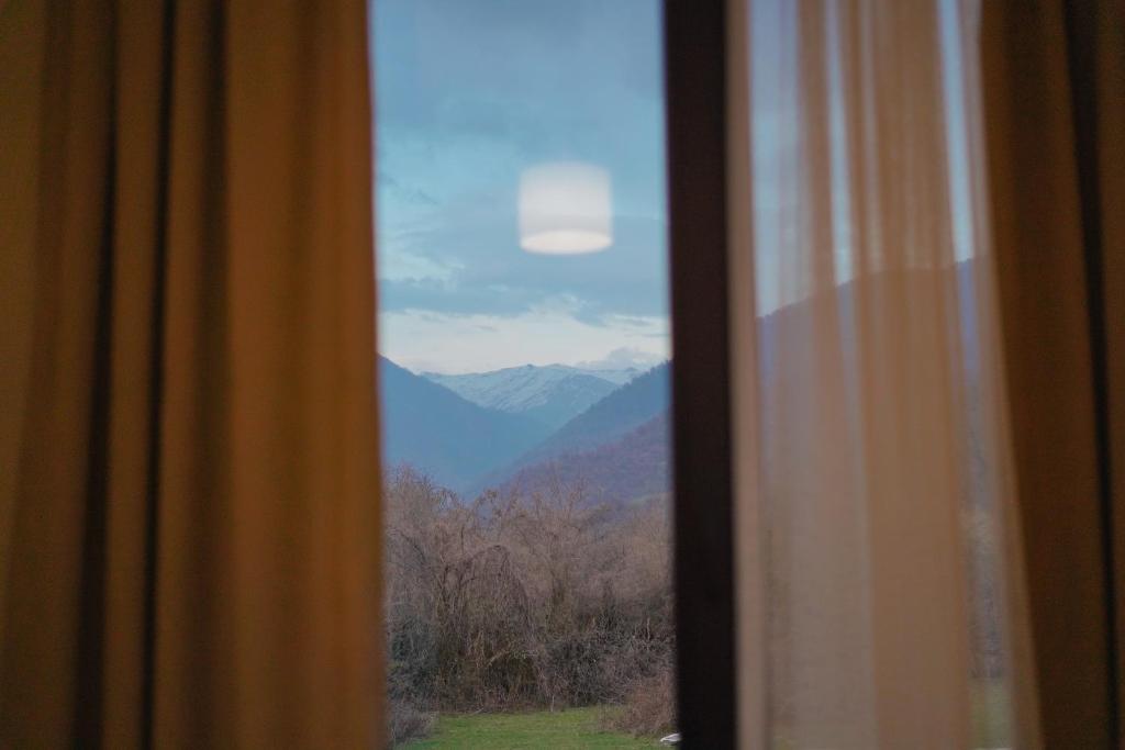 Nespecifikovaný výhled na hory nebo výhled na hory při pohledu z hotelu