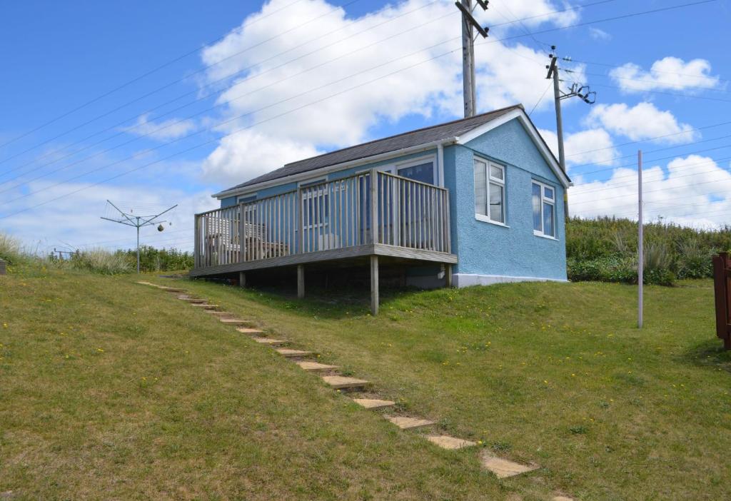 ein blaues Haus auf einem Hügel in der Unterkunft F17 Up-A-Bank, Riviere Towans in Hayle