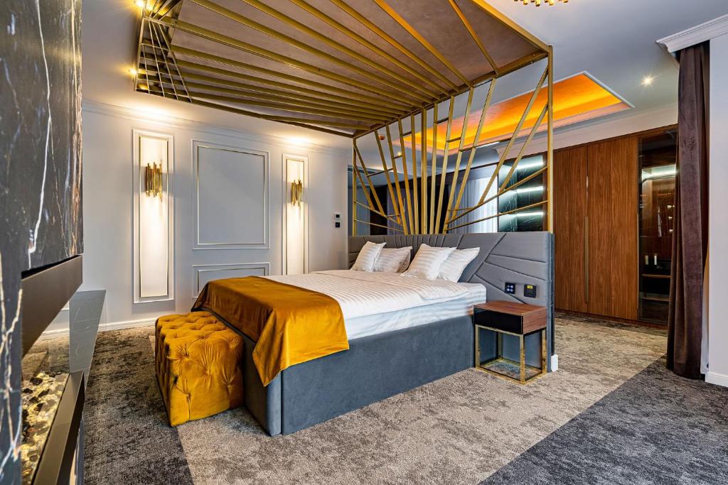 um quarto com uma cama grande num quarto em PRESTIGE PLAZA em Suceava