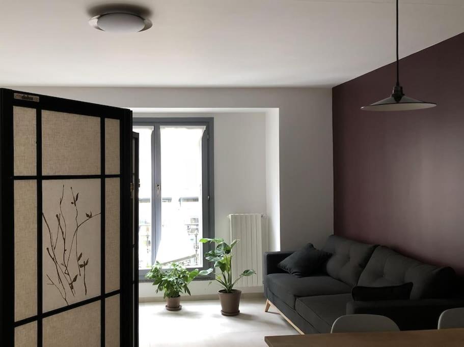 - un salon avec un canapé et une fenêtre dans l'établissement Studio Darsena, à Milan