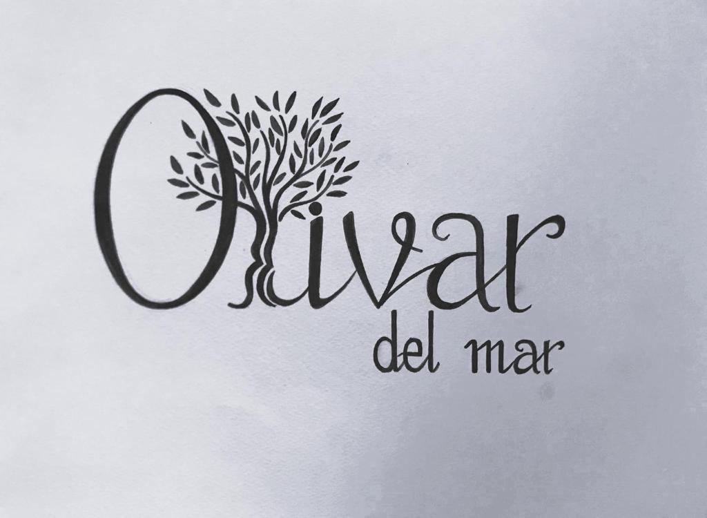 Une pancarte qui dit déjeuner a fait de la marionnette avec un arbre dans l'établissement Olivar del Mar, à Nydri