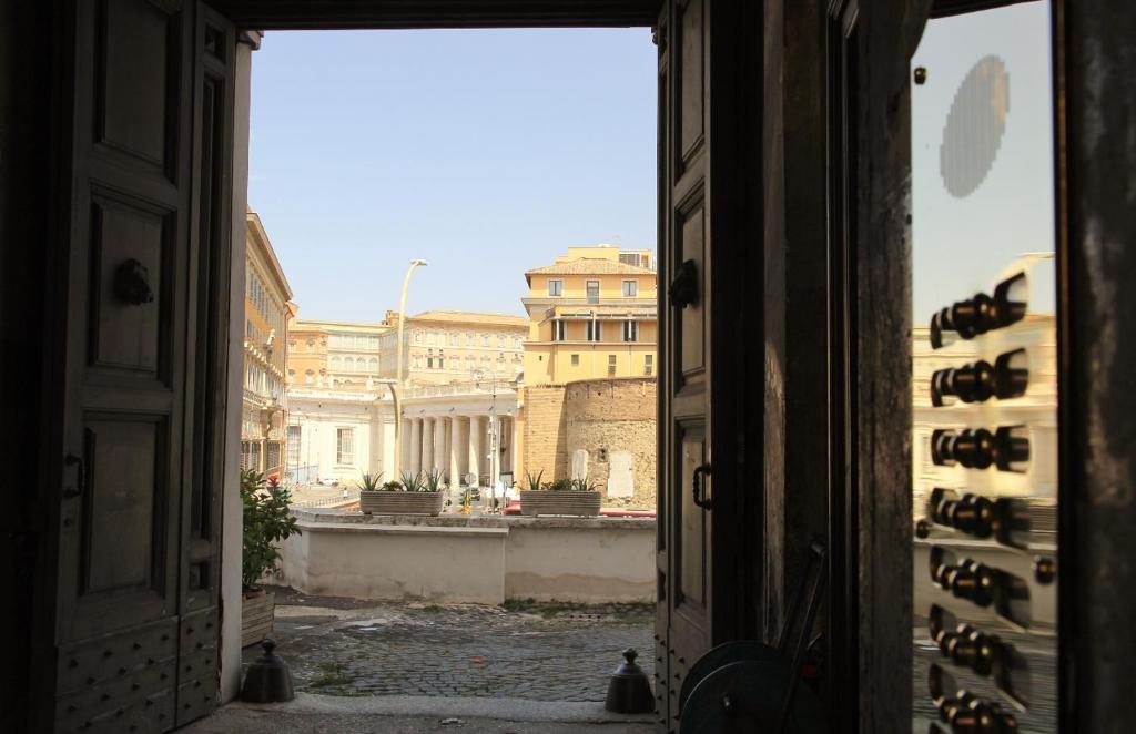 una puerta abierta con vistas a un edificio en Apt in front of the Vatican City, en Roma
