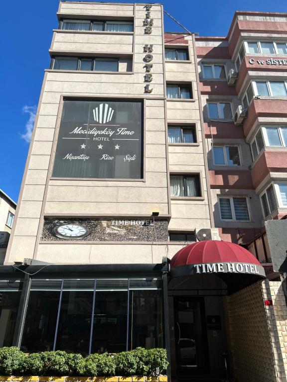 un edificio con un cartel de hotel temporal en Time Hotel Mecidiyekoy, en Estambul