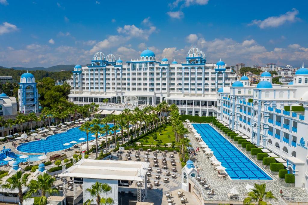 eine Luftansicht eines Resorts mit Pool in der Unterkunft Rubi Platinum Spa Resort & Suites in Avsallar