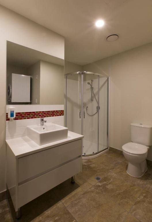 Koupelna v ubytování Ramada Suites by Wyndham Christchurch City