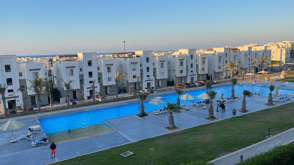 Bazén v ubytování Chalet 2 BDs 2 BRs at Second Floor for rent at Amwaj Sidi Abdelrahman for families ONLY and NOT Including Gate and Beach Pass fees nebo v jeho okolí