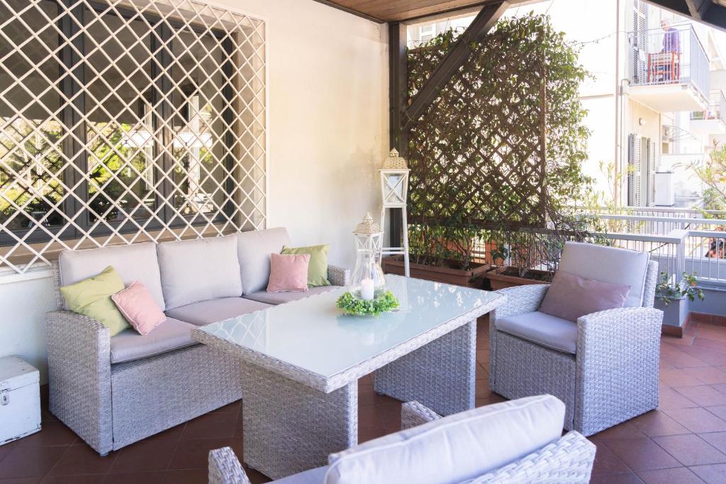 un patio con una mesa blanca y sillas en Casa di Anna, en Pesaro