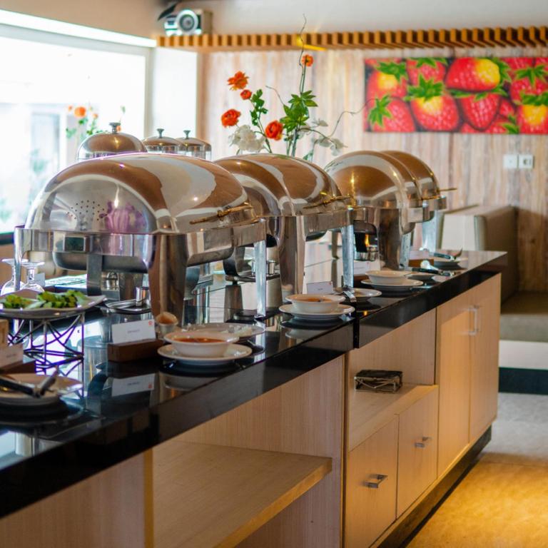 Kuchyň nebo kuchyňský kout v ubytování The Sun Hotel & Spa Legian