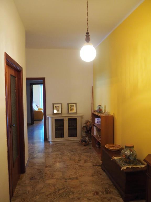 a living room with a hallway with a table and a light at Picena 177 in Chieti