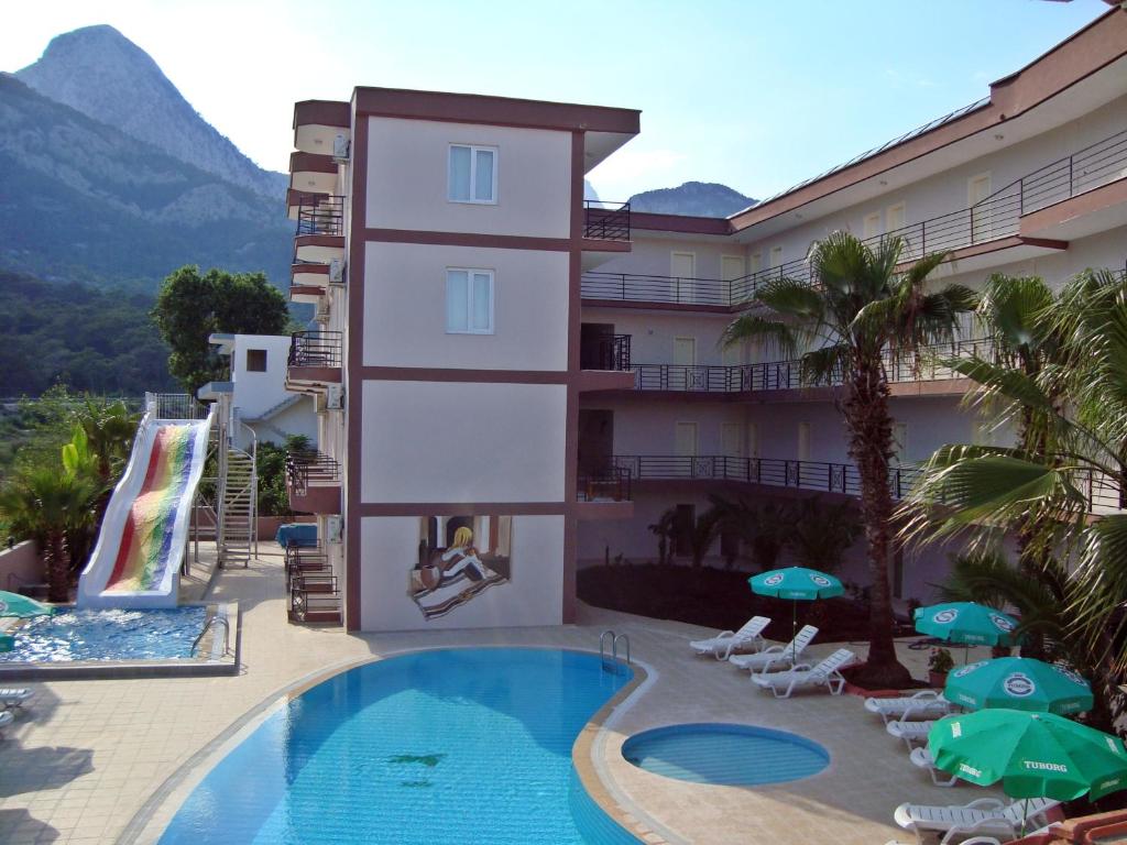 BeldibiにあるAybel İnn Hotelのスイミングプールとリゾートを併設するホテルです。