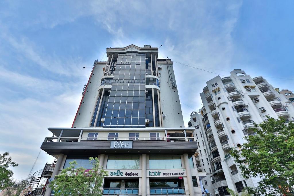 un edificio alto con finestre sul lato di Hotel Kabir a Ahmedabad