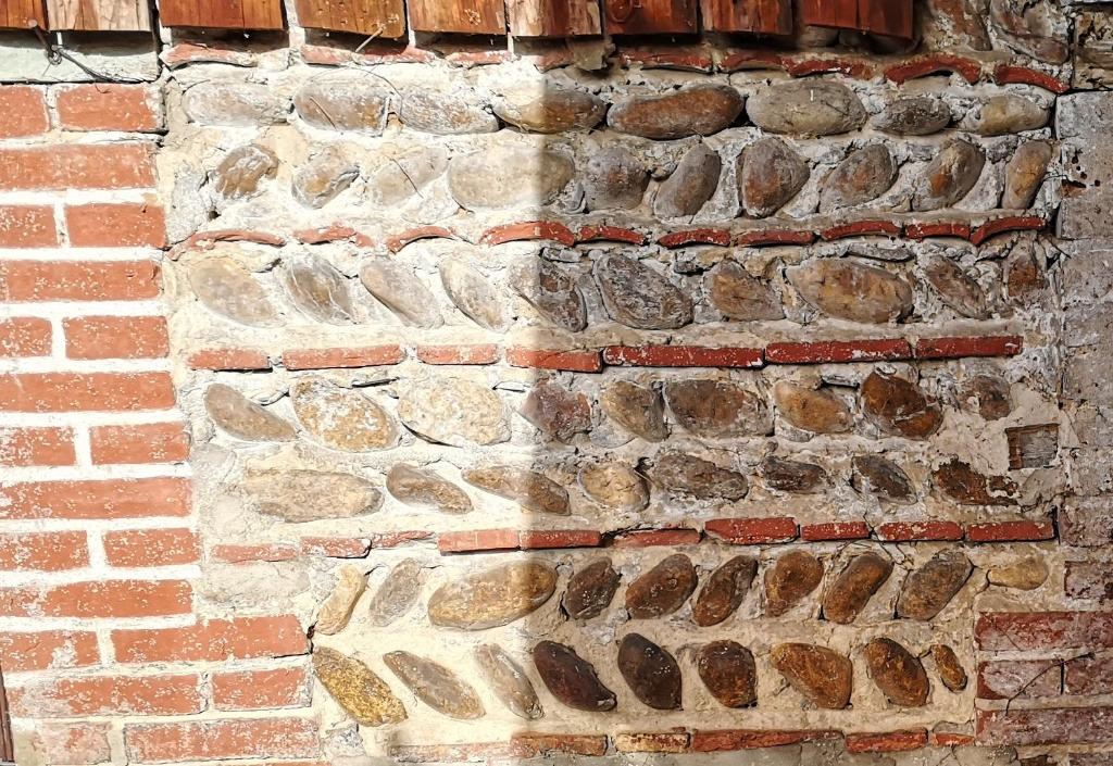 a brick wall with stones on it at comme à la maison in Clonas-sur-Varèze