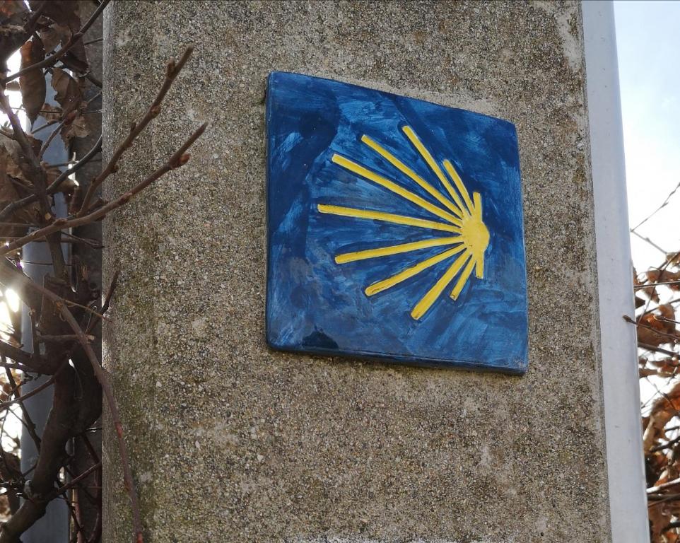 a clock on the side of a wall at comme à la maison in Clonas-sur-Varèze