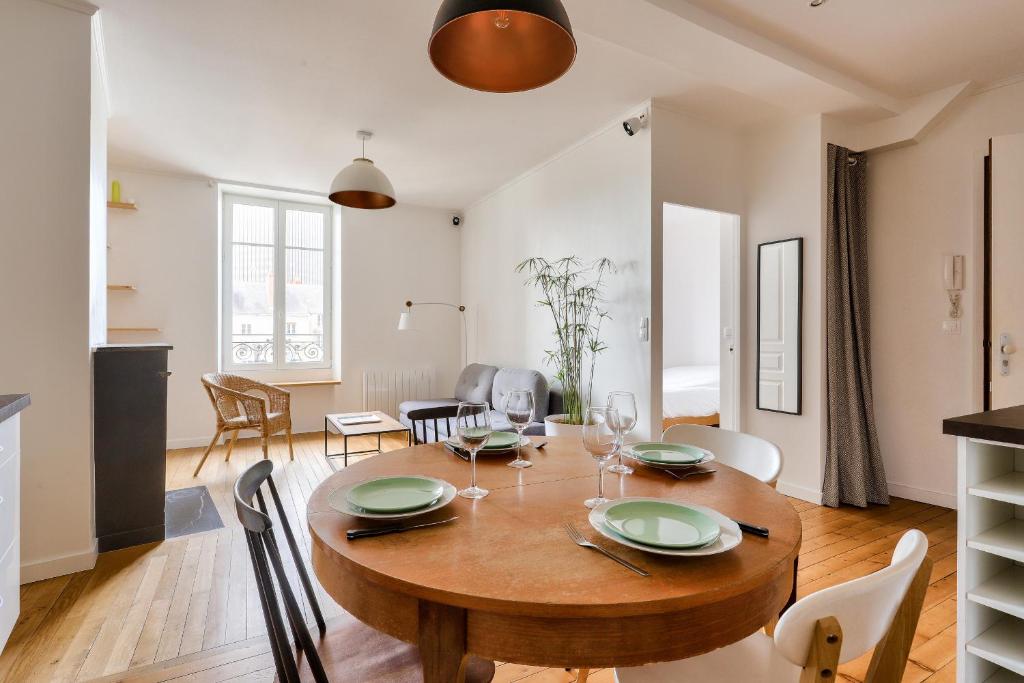 comedor y sala de estar con mesa y sillas en Plein centre de Nantes, appartement pour 4 en Nantes