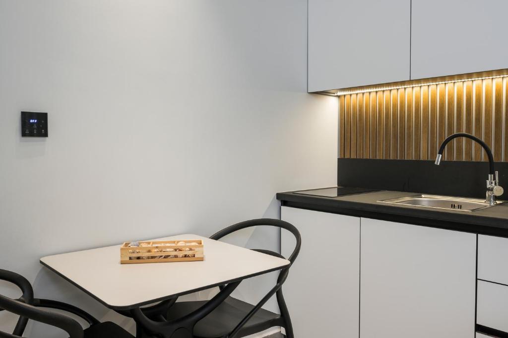 Kuchyň nebo kuchyňský kout v ubytování Ostrakon Suites
