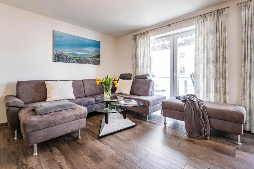 ein Wohnzimmer mit einer Couch und einem Tisch in der Unterkunft Haus Deichkieker Apartment 1 4 in Büsum