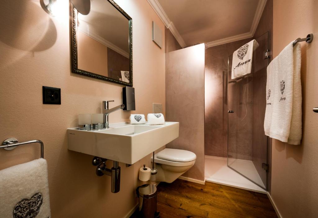 Koupelna v ubytování Home Hotel Arosa