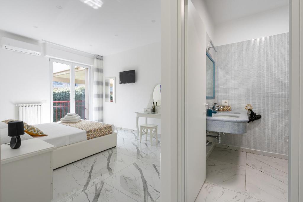 Postel nebo postele na pokoji v ubytování Deluxe Suites