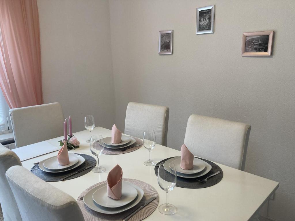 una mesa de comedor con sombreros encima en Ferienhaus Rübeland, en Neuwerk