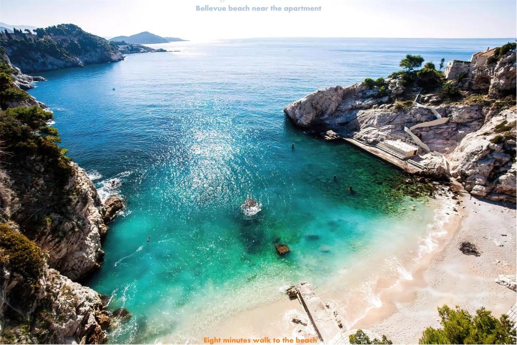 una vista aerea di una spiaggia vicino all'oceano di Apartment Pulastar a Dubrovnik