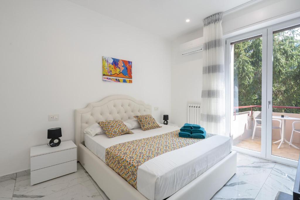 Postel nebo postele na pokoji v ubytování Deluxe Suites