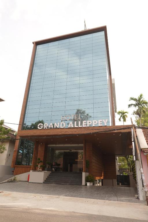 ein großes Glasgebäude mit einem Schild darauf in der Unterkunft Hotel Grand Alleppey in Alappuzha