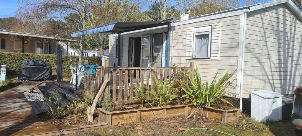 domek z werandą i ogrodem w obiekcie mobil-home 6 places w mieście Biscarrosse