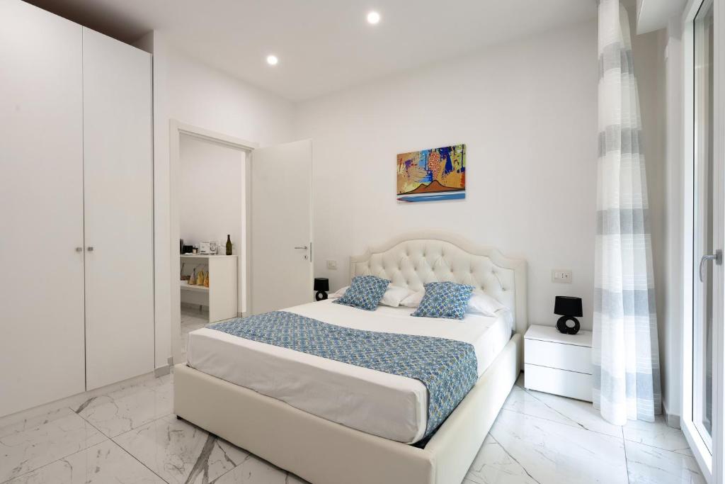 Postel nebo postele na pokoji v ubytování Deluxe Suites