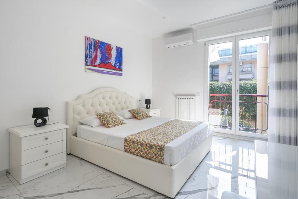 Postel nebo postele na pokoji v ubytování Deluxe Suites