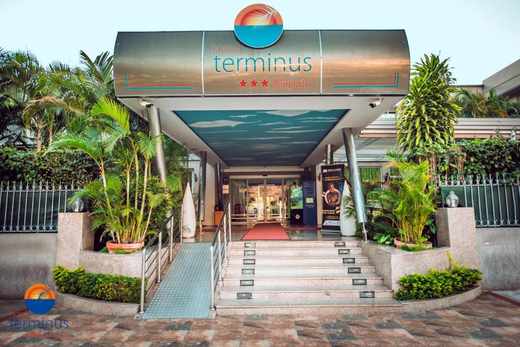 una entrada frontal a un hotel con palmeras en Hotel Terminus Maputo, en Maputo