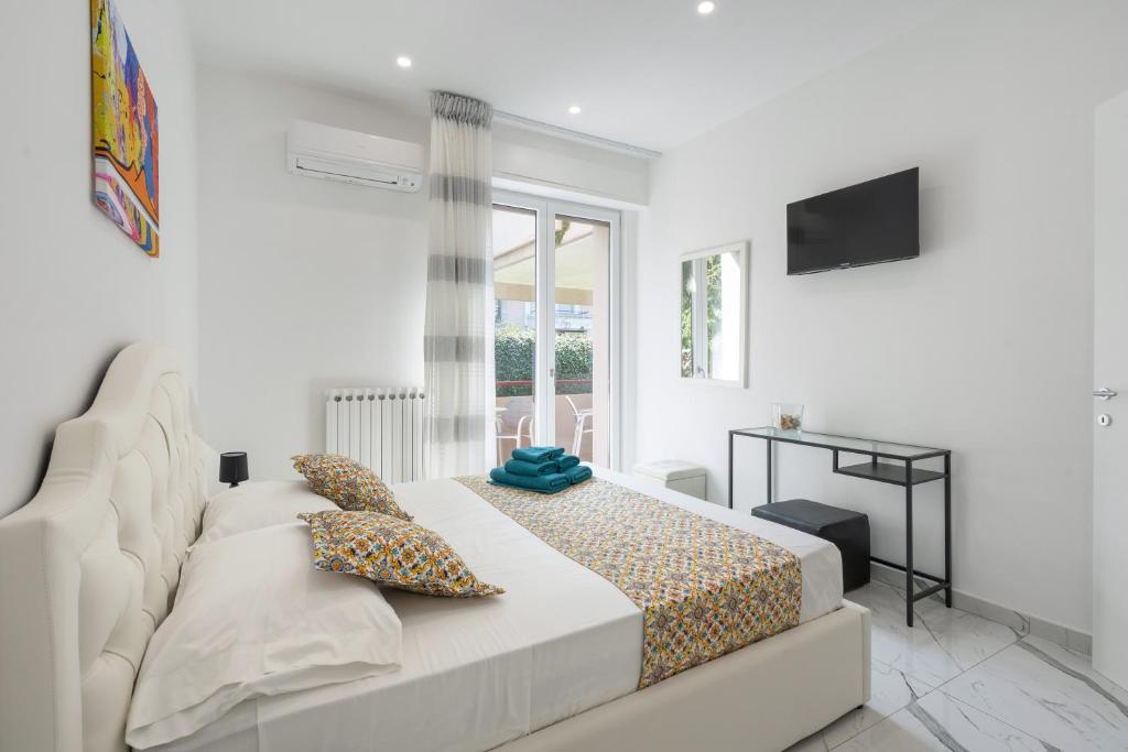 Postel nebo postele na pokoji v ubytování Deluxe Suites