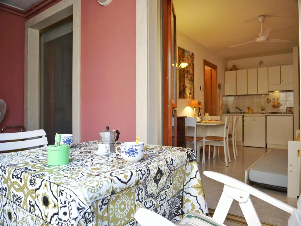 una mesa con un mantel en ella en una cocina en Cardellino, piccolo e accogliente dietro la spiaggia, en Grado