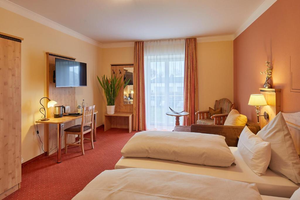 Postel nebo postele na pokoji v ubytování Hotel Gasthof Fellner