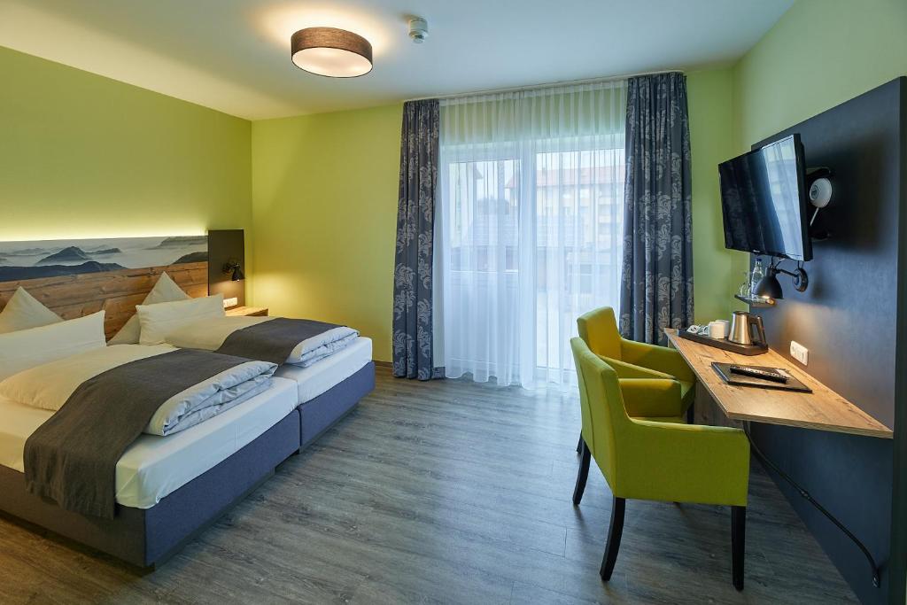 Postel nebo postele na pokoji v ubytování Hotel Gasthof Fellner